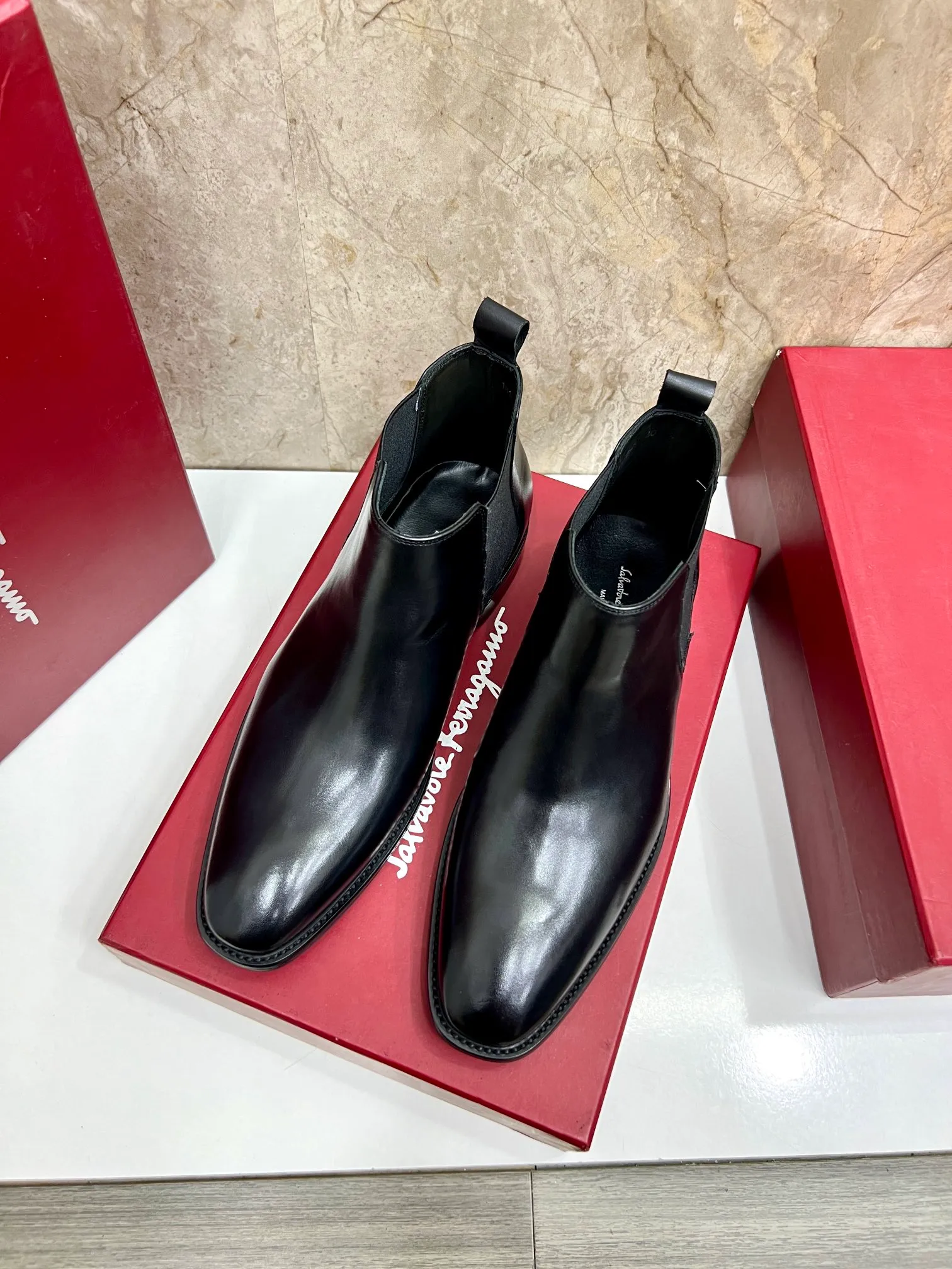 Original order quality: Men's shoes 💰700 Brand: Ferragamo (Ferragamo) One size larger: Men's size 38-44 (45 customized) Grade: Same style as the official website High-end men's shoes Material: Original cowhide, cowhide lining, original outsole Style category: Chelsea men's boots Fashion trend Color: Actual picture